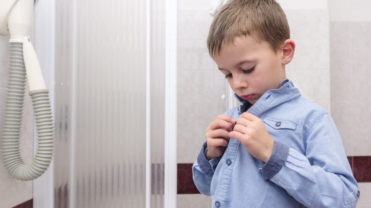 bimbo si allaccia un bottone