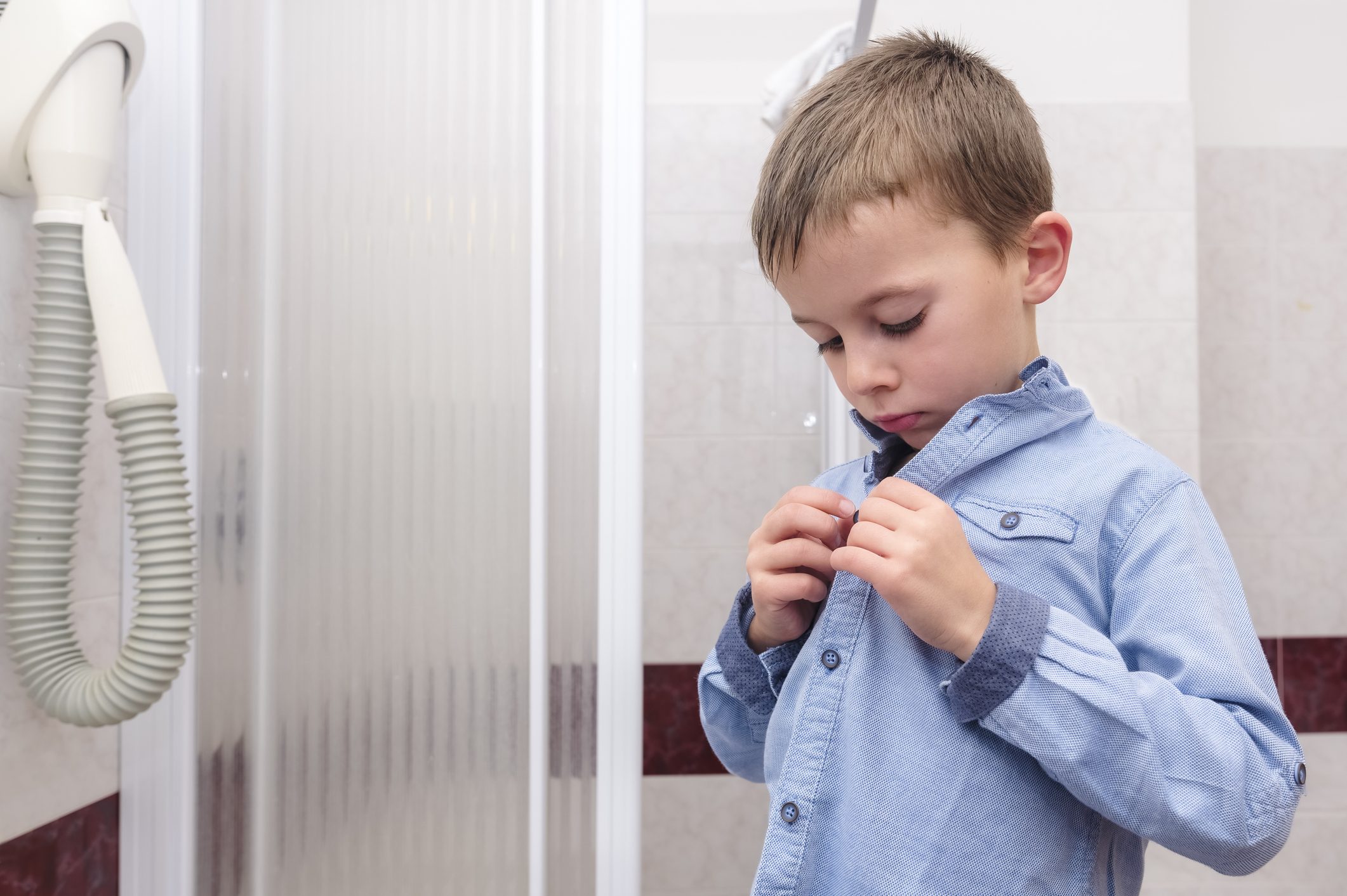 bimbo si allaccia un bottone