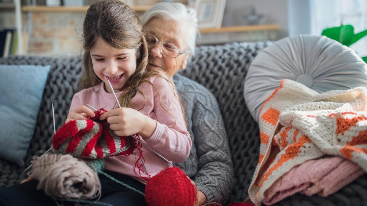 bimbi lavorano a maglia
