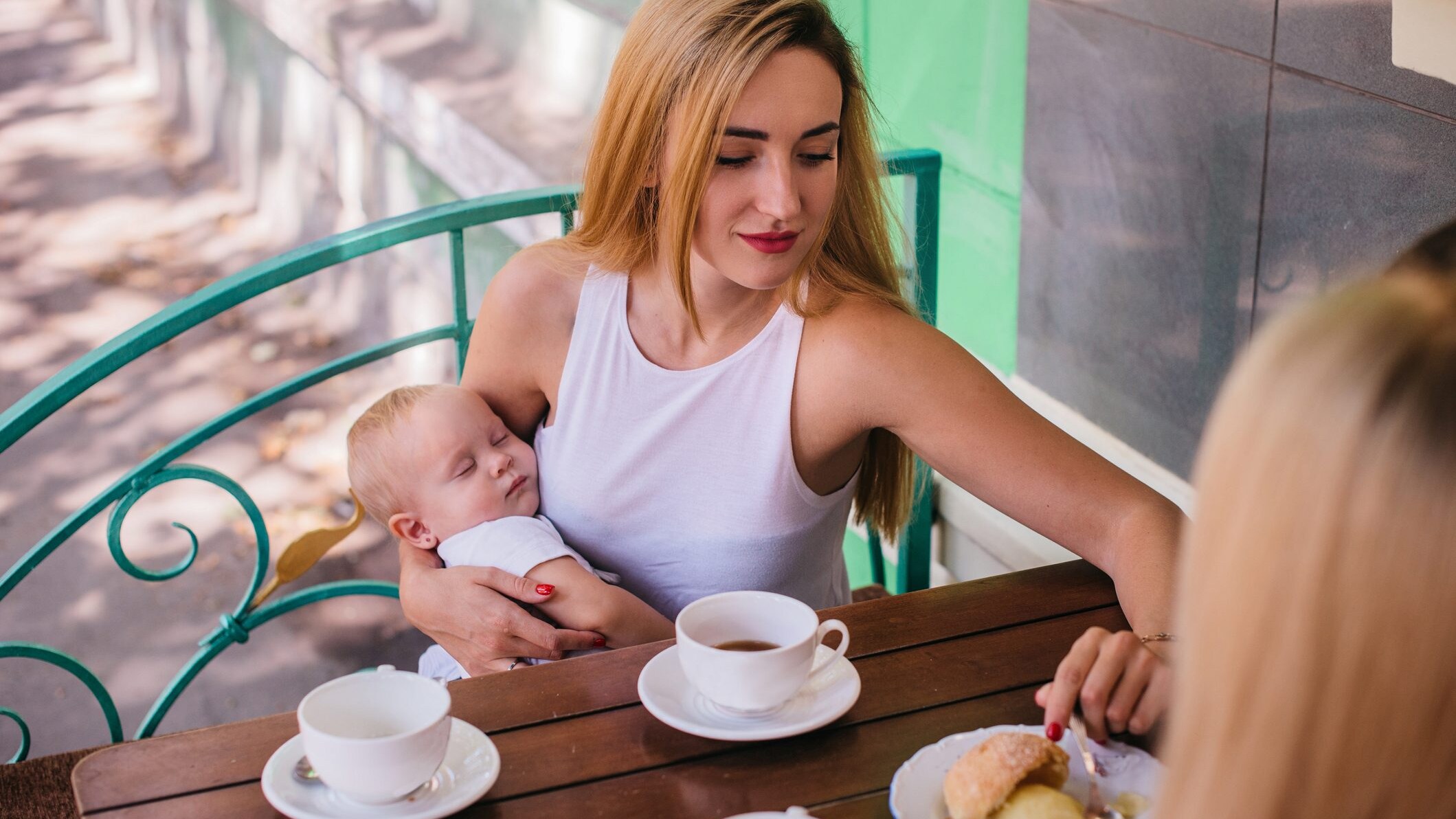 A Roma c'è un bar che accoglie le neo-mamme per aiutarle ad allattare