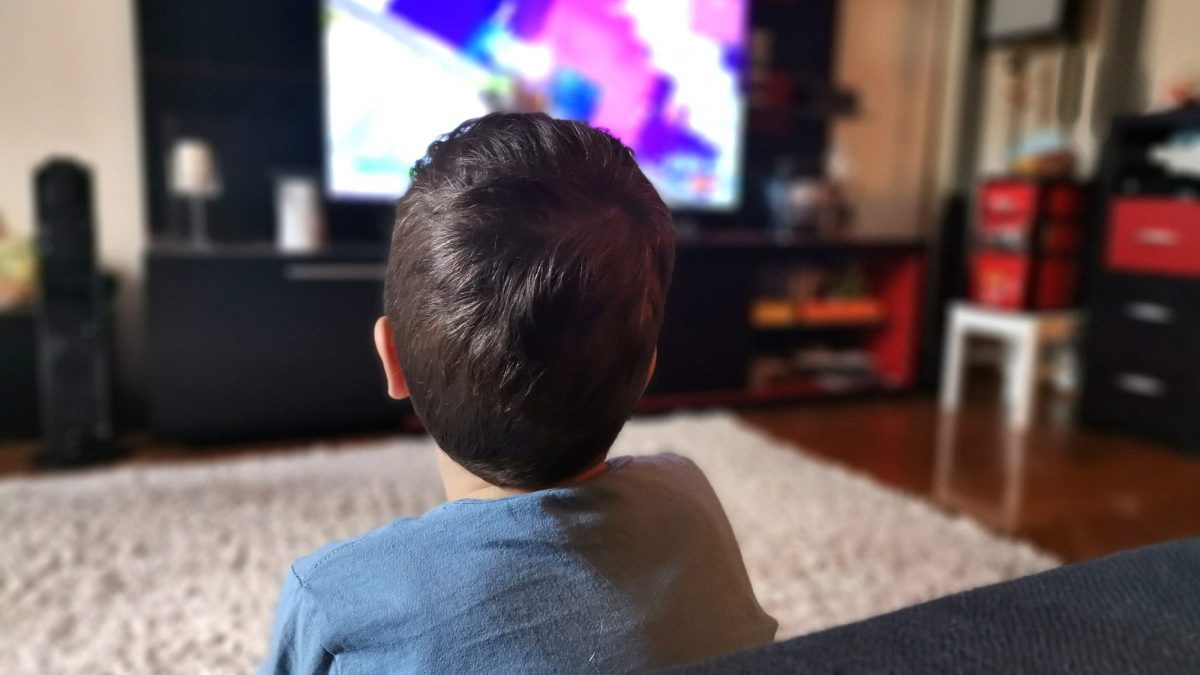 bambini davanti alla tv