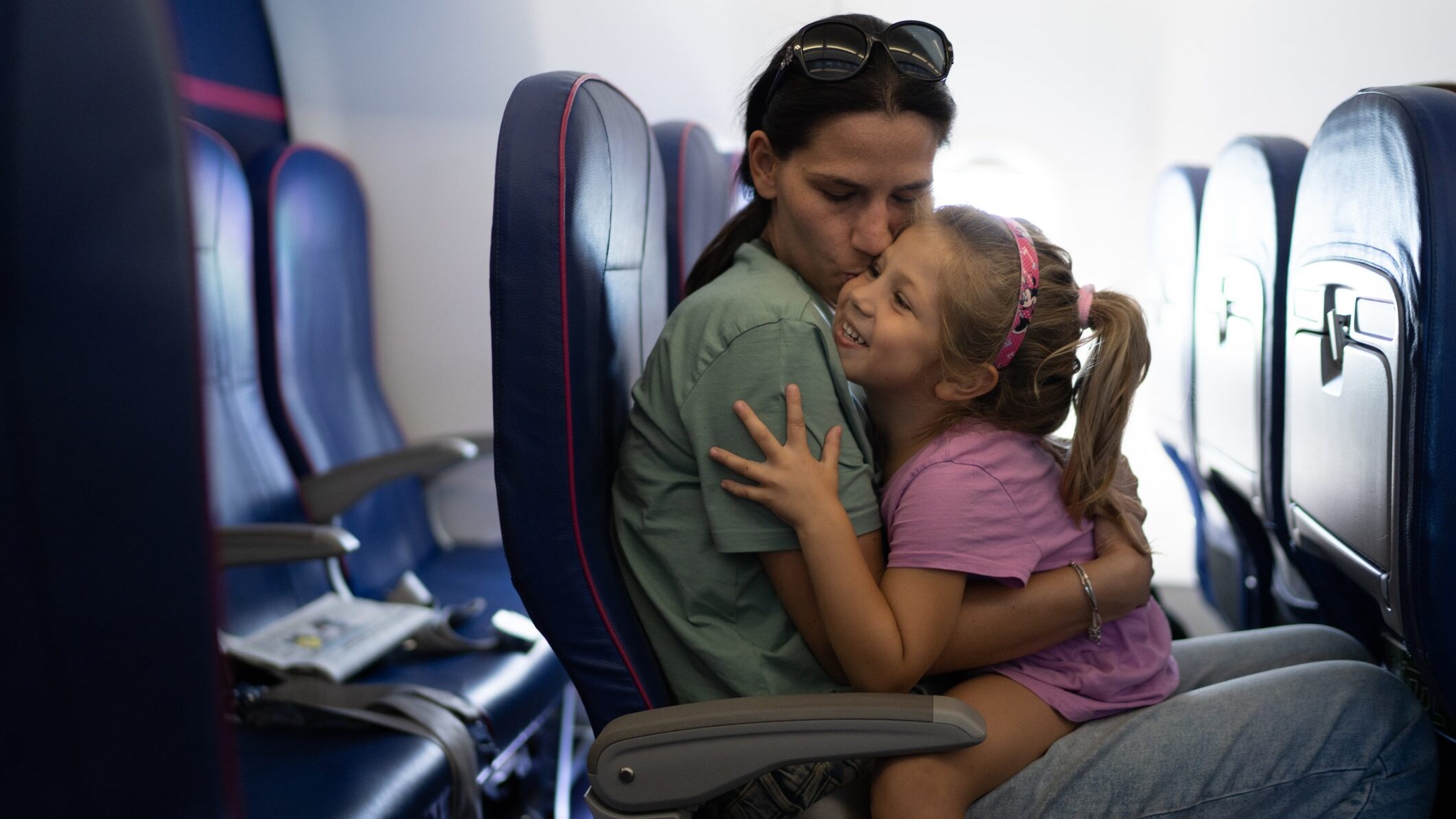 bambina in aereo