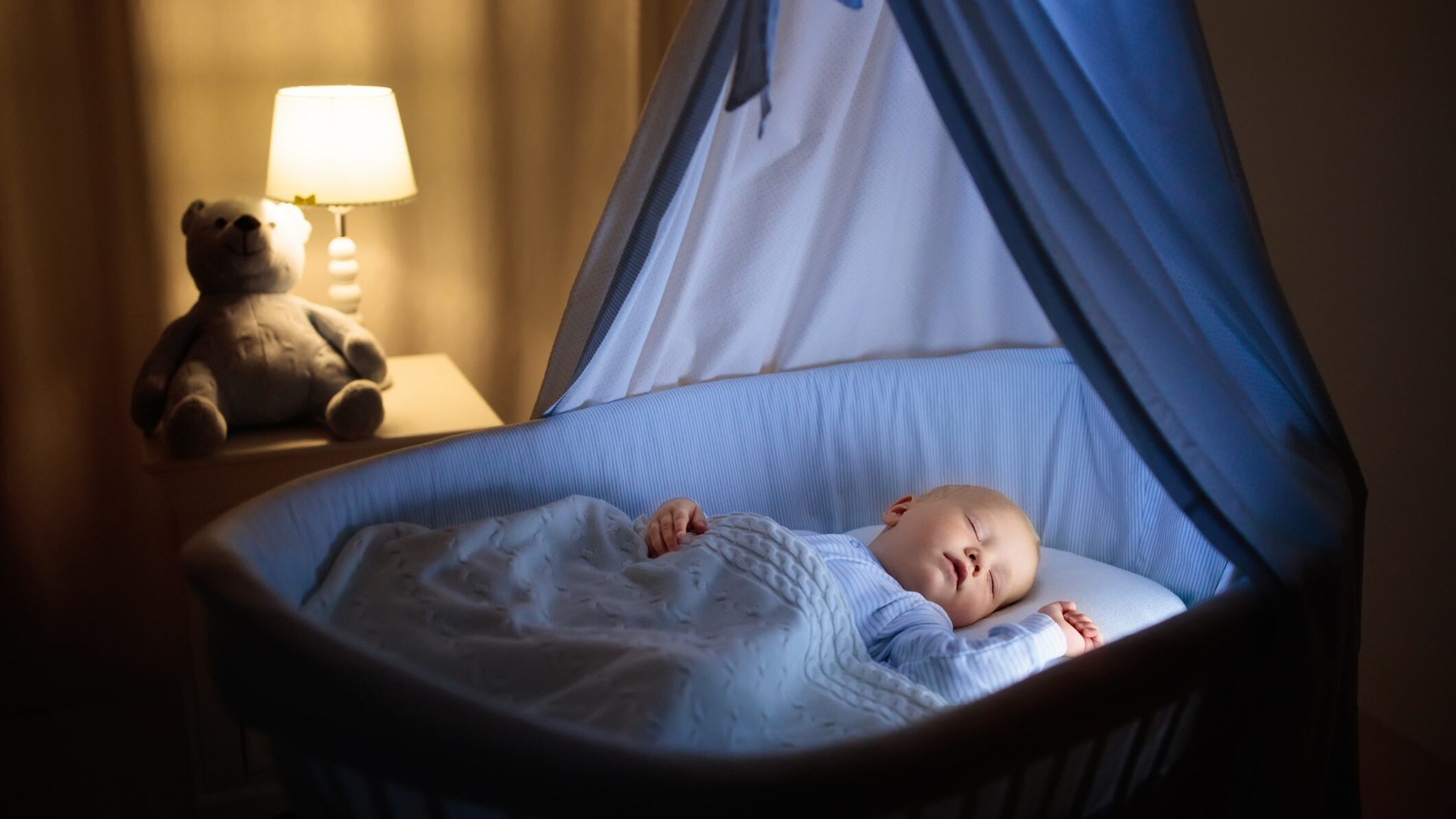 bimbo dorme nel suo lettino