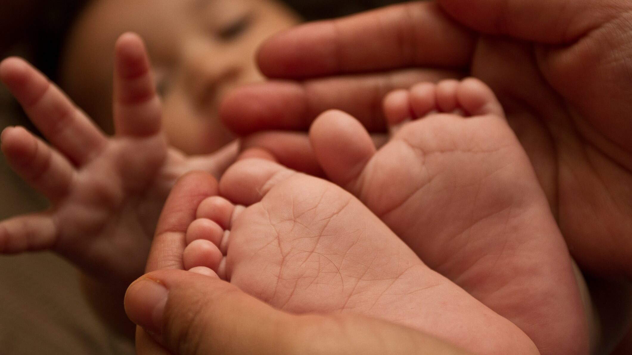 A che età i neonati scoprono le mani e i piedi