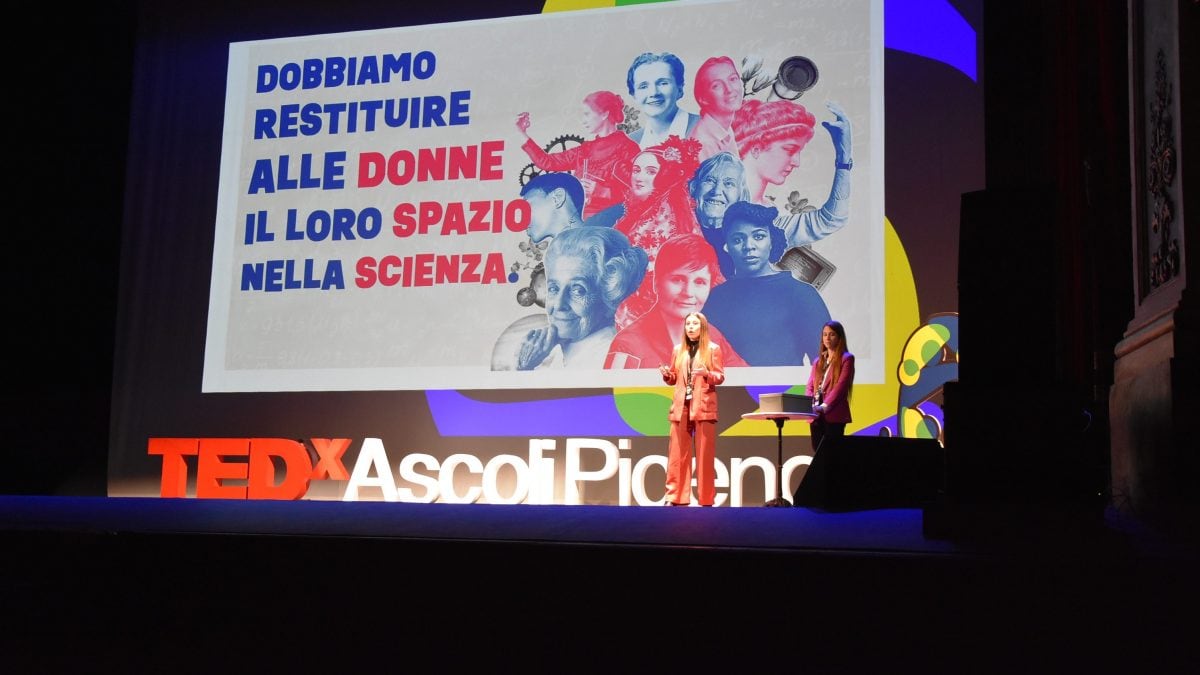 Chiara Pacchioli parla sul Palco di TedxAscoli Piceno