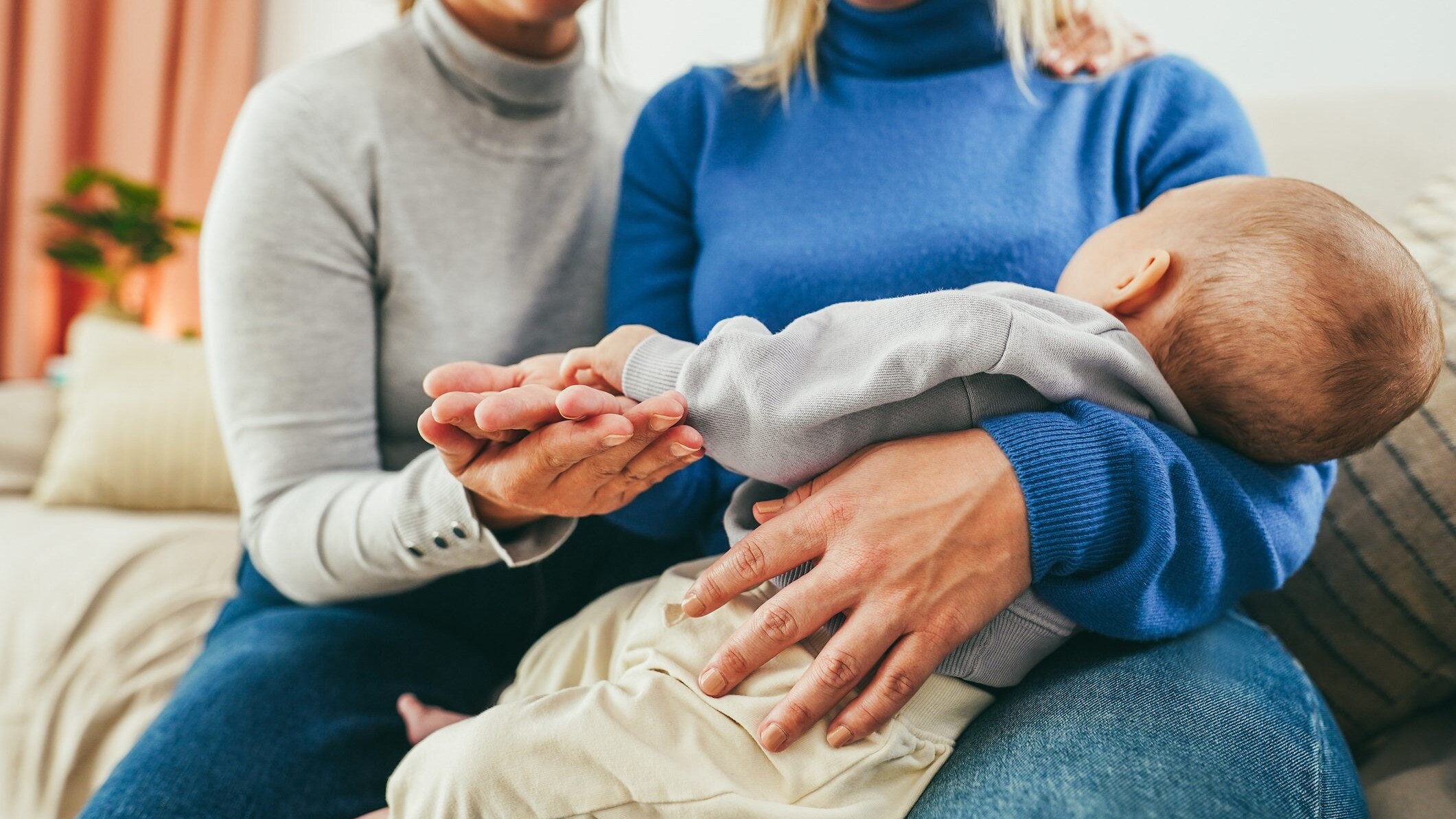 Figli con due mamme, la Corte d'Appello di Milano cancella la seconda genitrice dagli atti di nascita