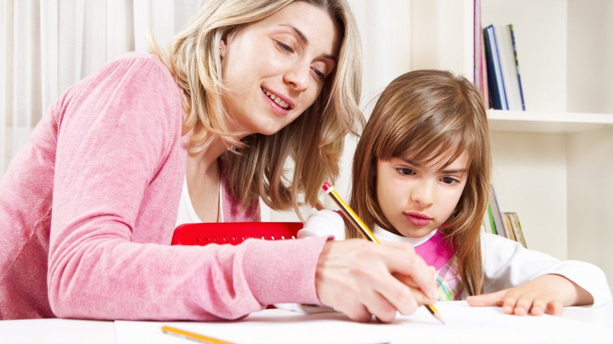 bambina impara a scrivere