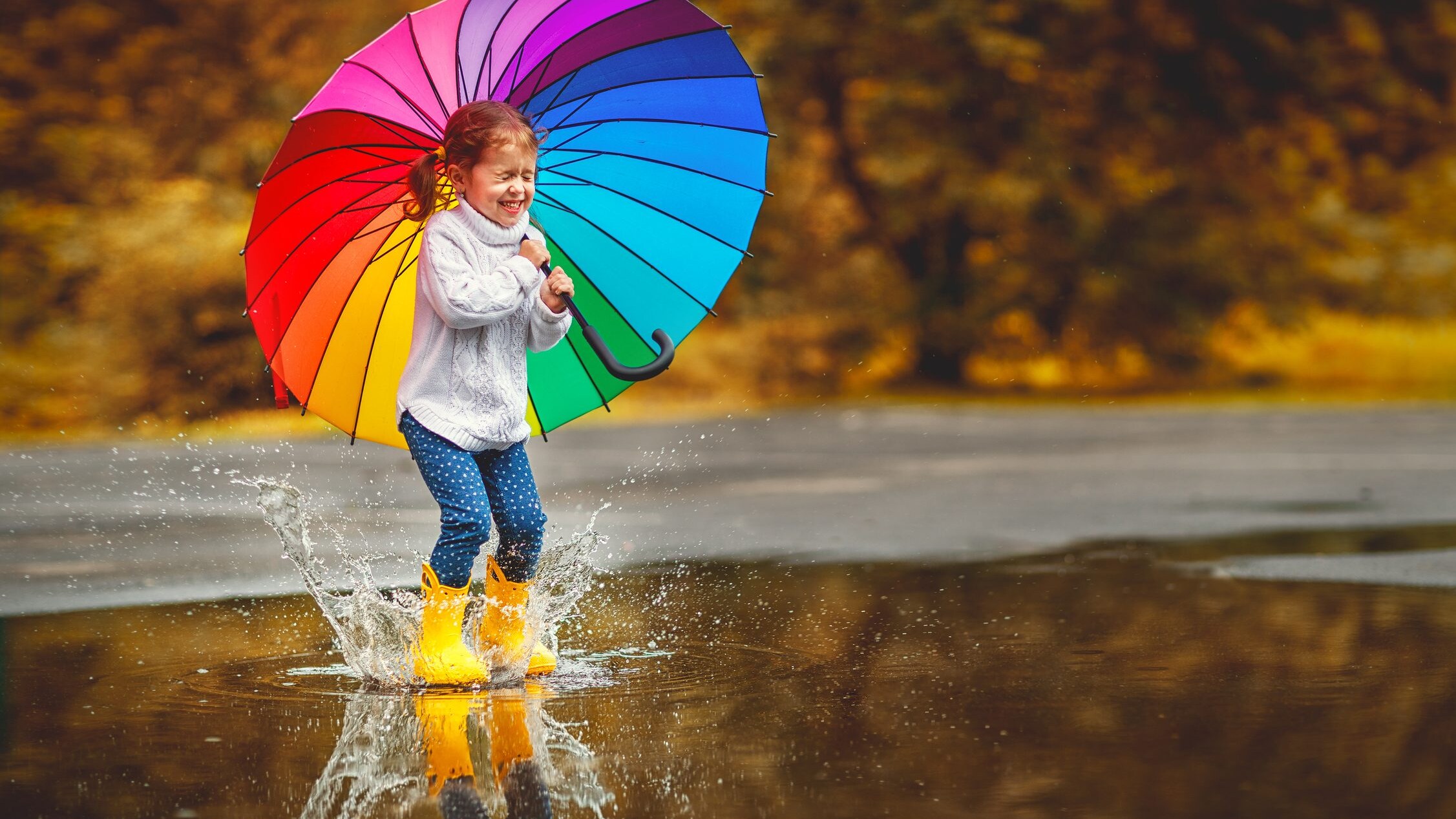 benefici di giocare nelle pozzanghere per i bambini