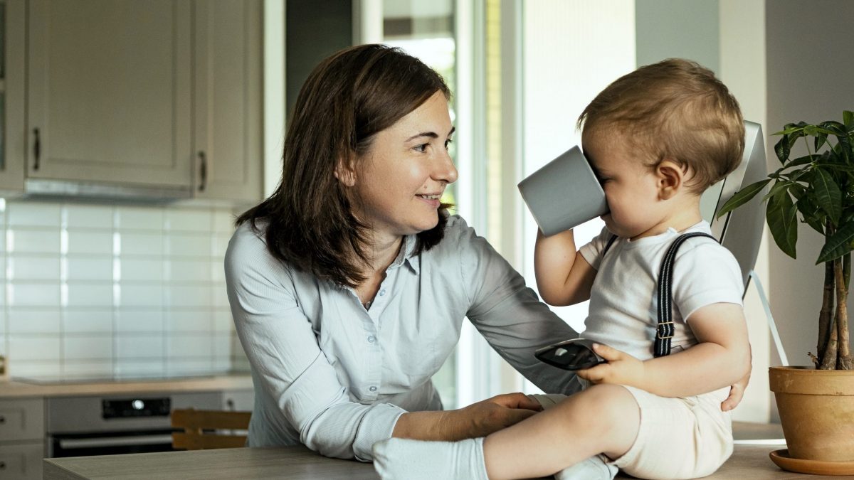 bambino usa bicchiere