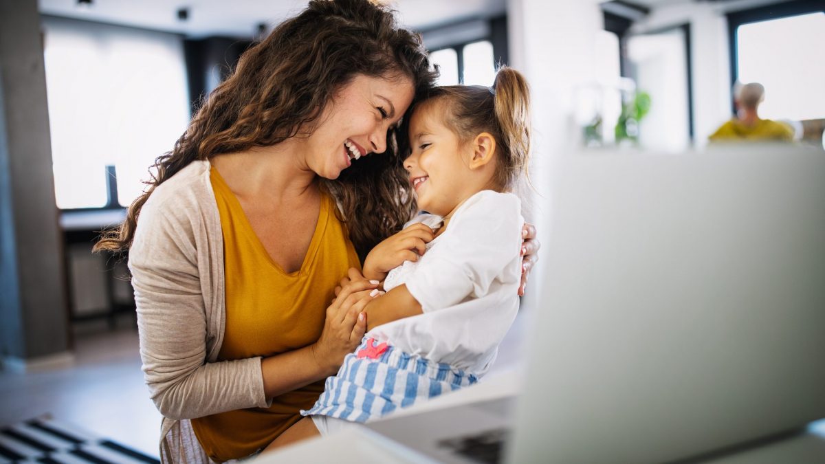 Bonus di 700 euro ad ogni nato e 150 euro in più al mese: la mossa dell'imprenditore romano per supportare la maternità