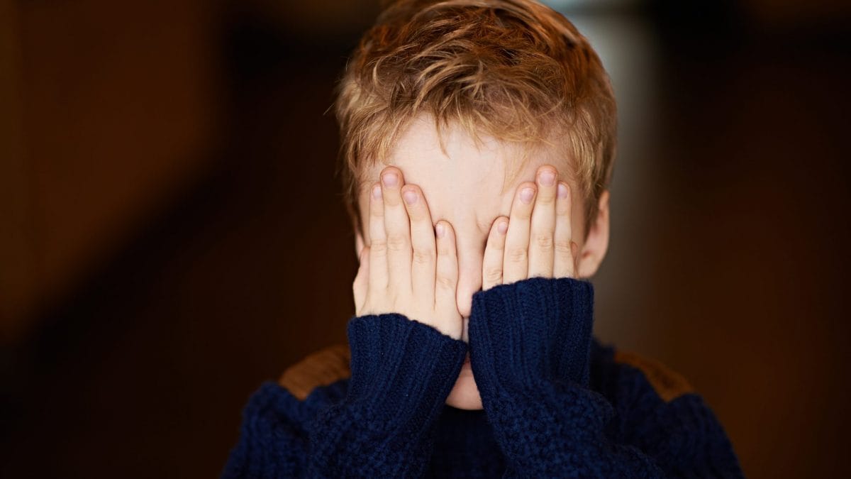 frasi bambino timido