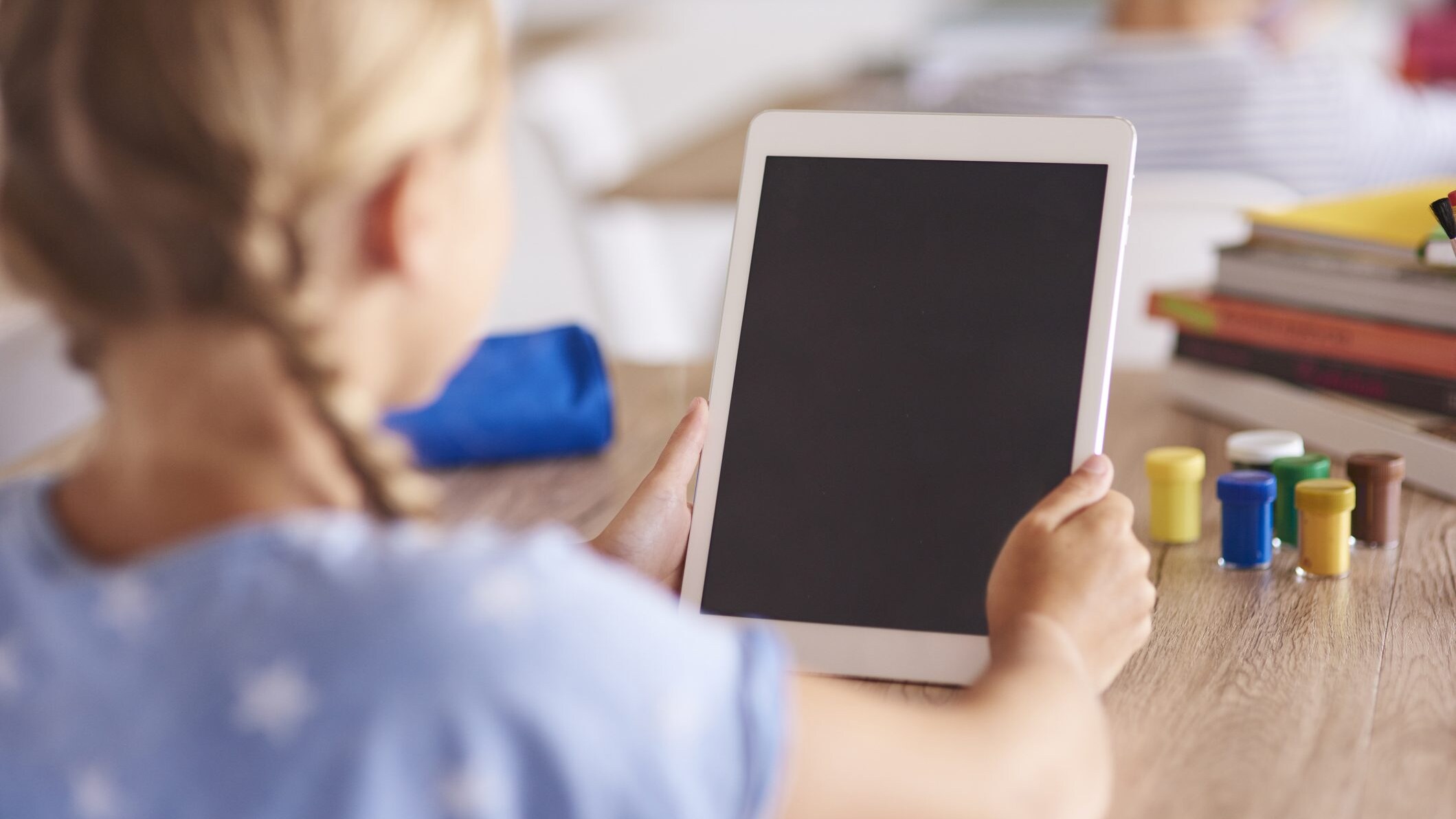 Scuola, il ministro Valditara: «stop a smartphone: tablet a scuola, anche per motivi didattici»