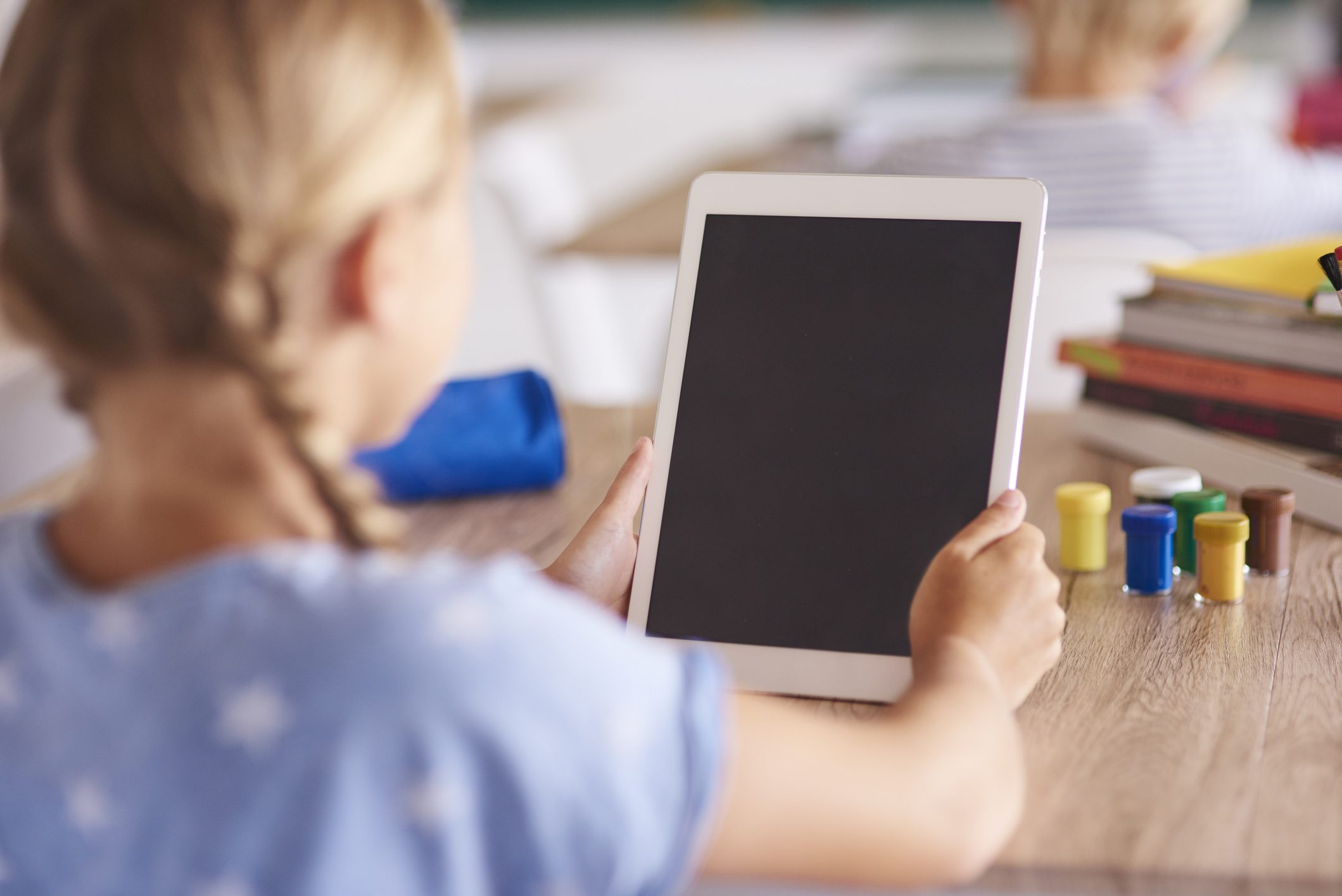 Scuola, il ministro Valditara: «stop a smartphone: tablet a scuola, anche per motivi didattici»
