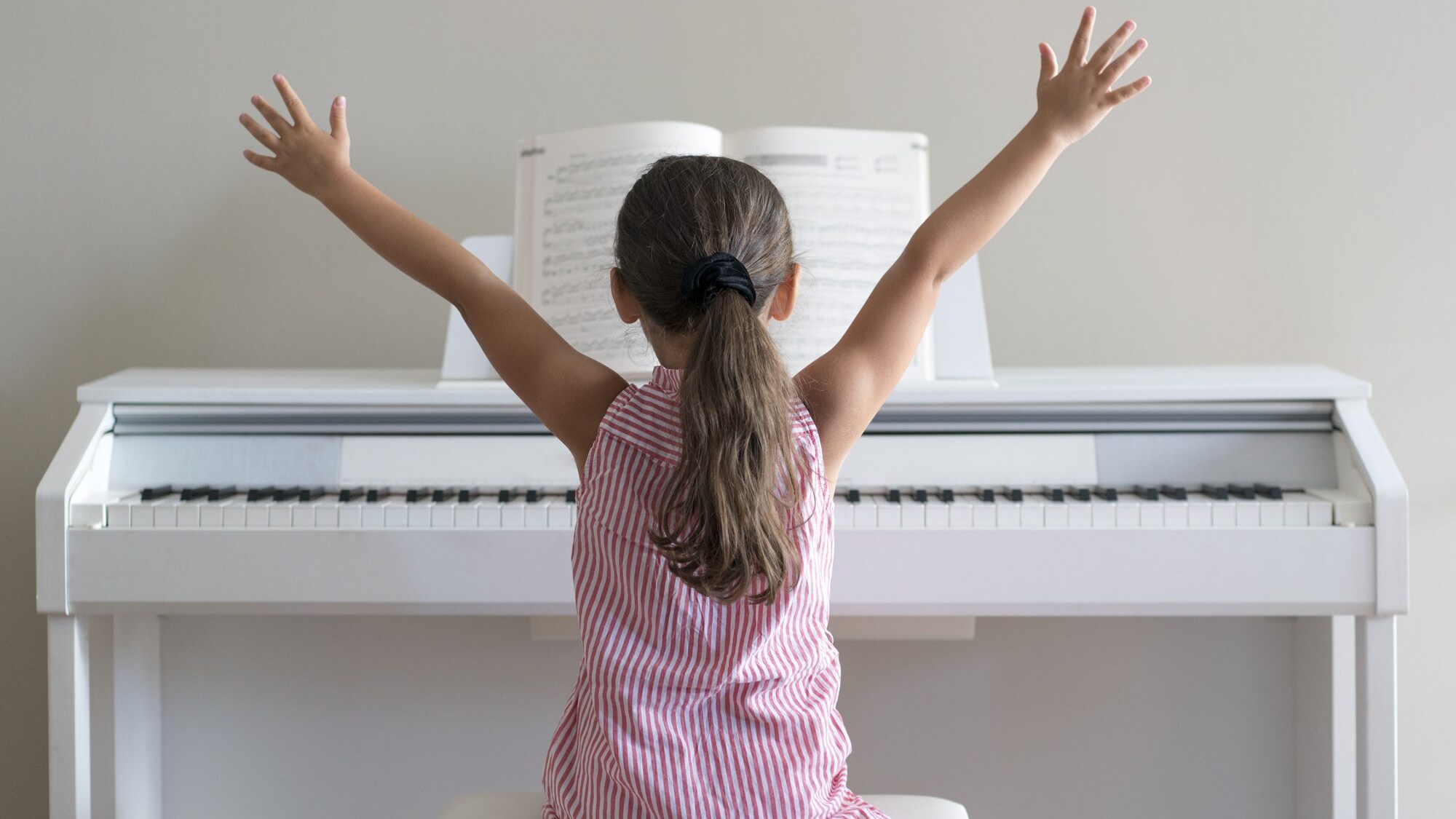 bambina-pianoforte