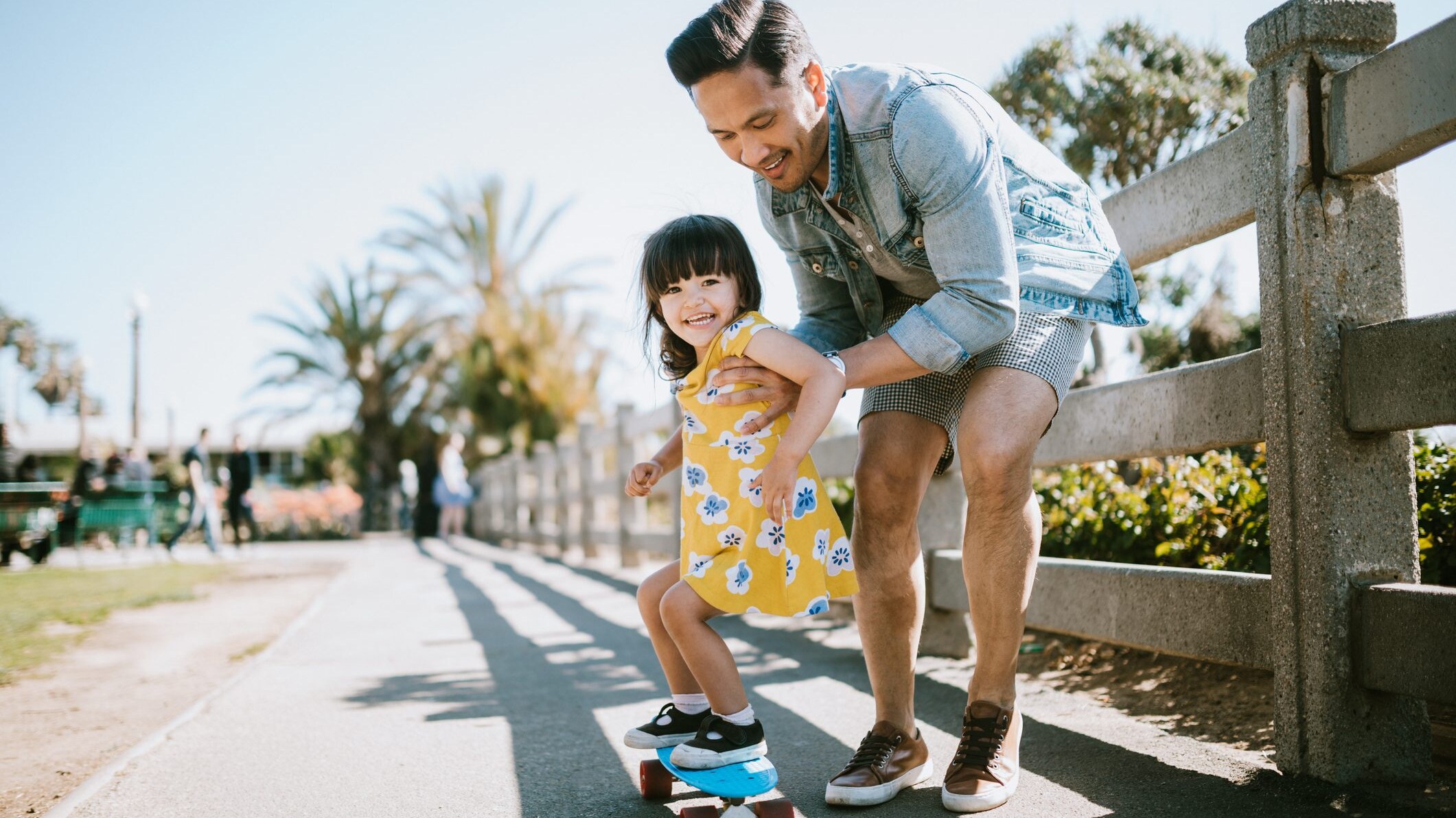 bambina sullo skateboard
