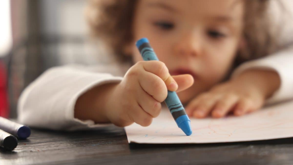 Bambino scrive il nome