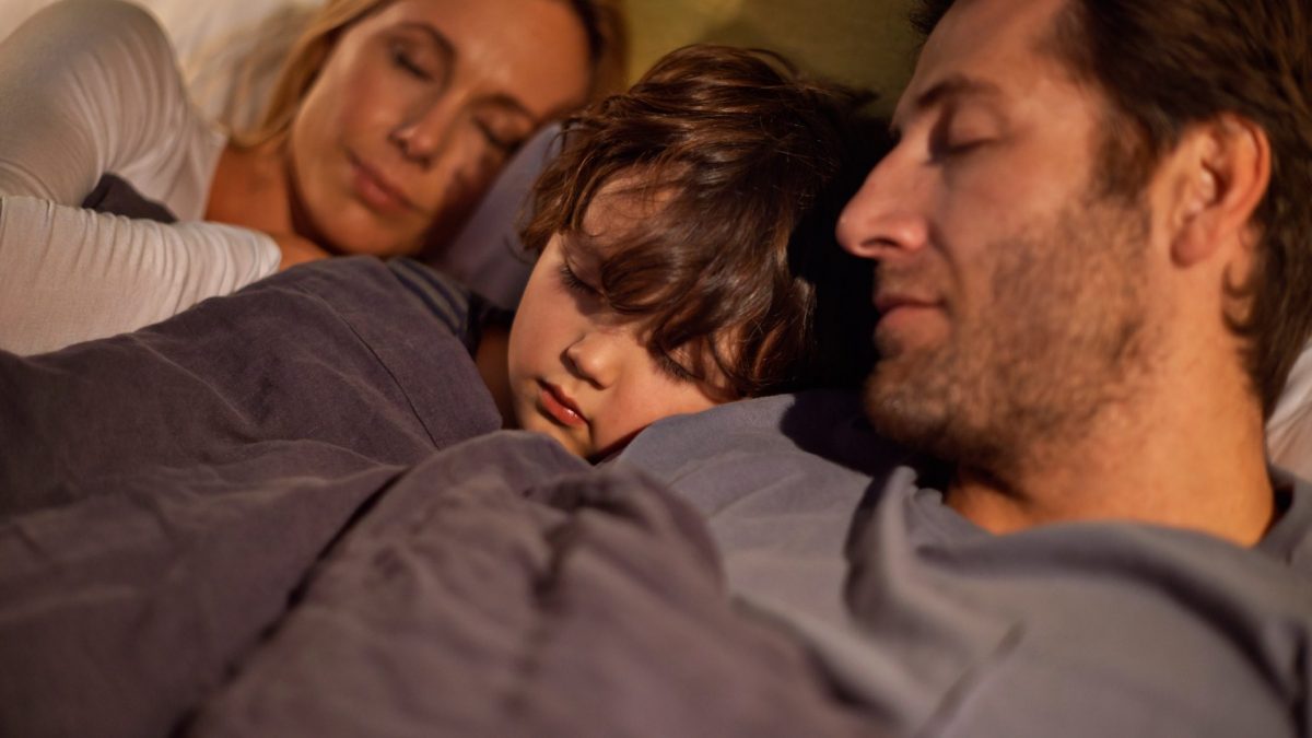 bimbo nel lettone di notte