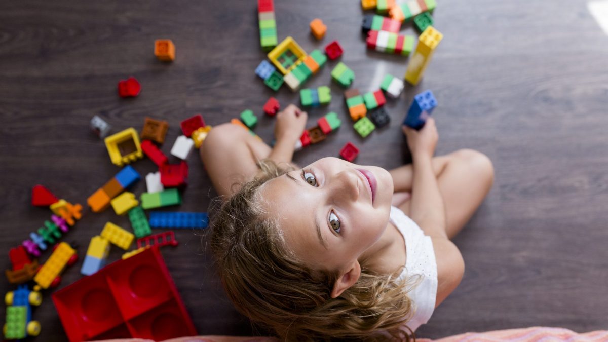 bambine giocano con i mattoncin