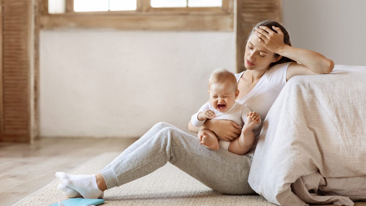 neonato piange disperato